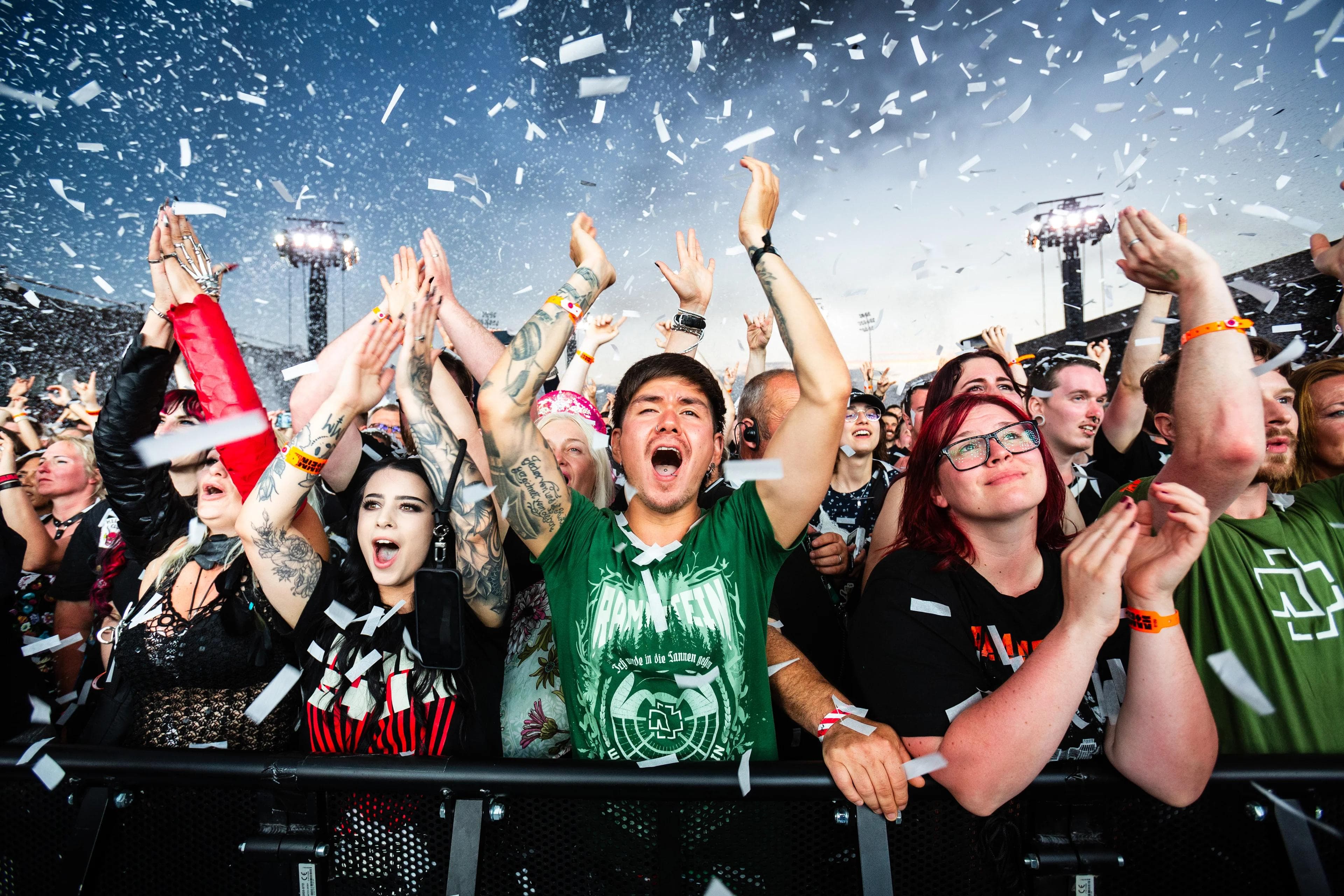 Fans auf einem Rammstein Konzert