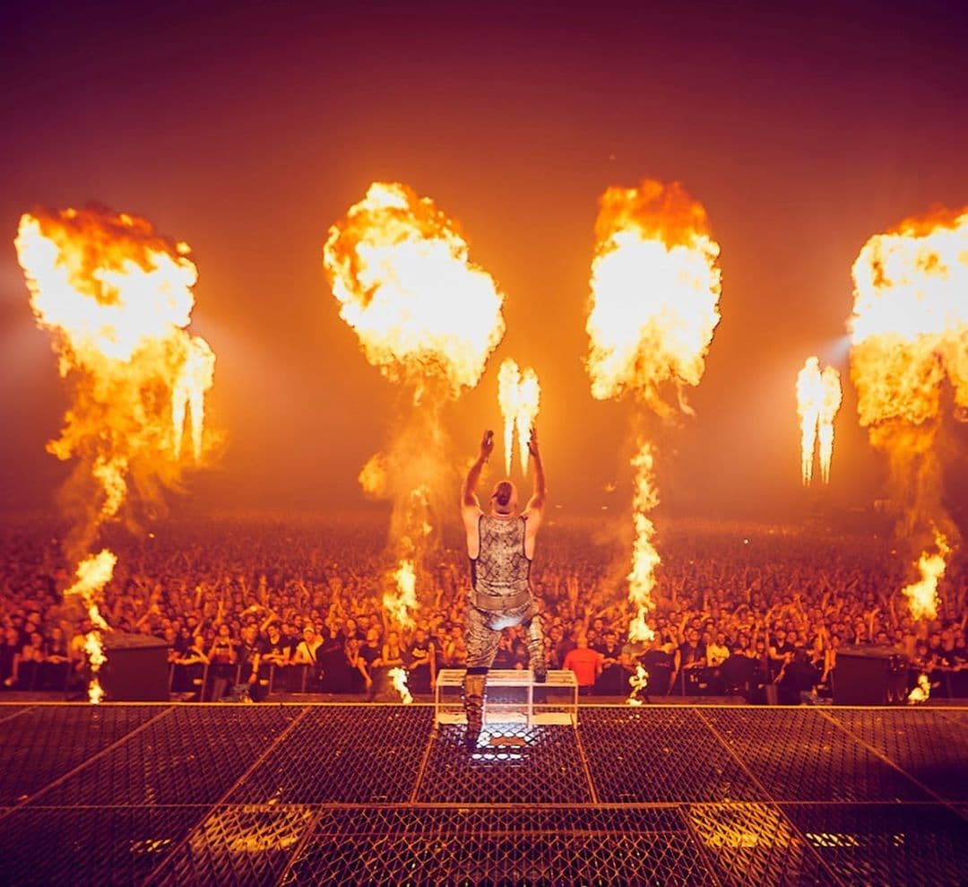 Till Lindemann auf der Bühne mit Feuer
