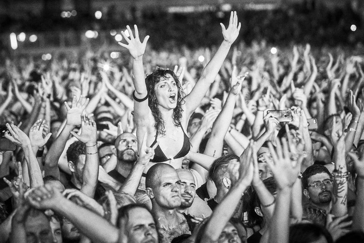 Besucher:innen auf einem Rammstein Konzert