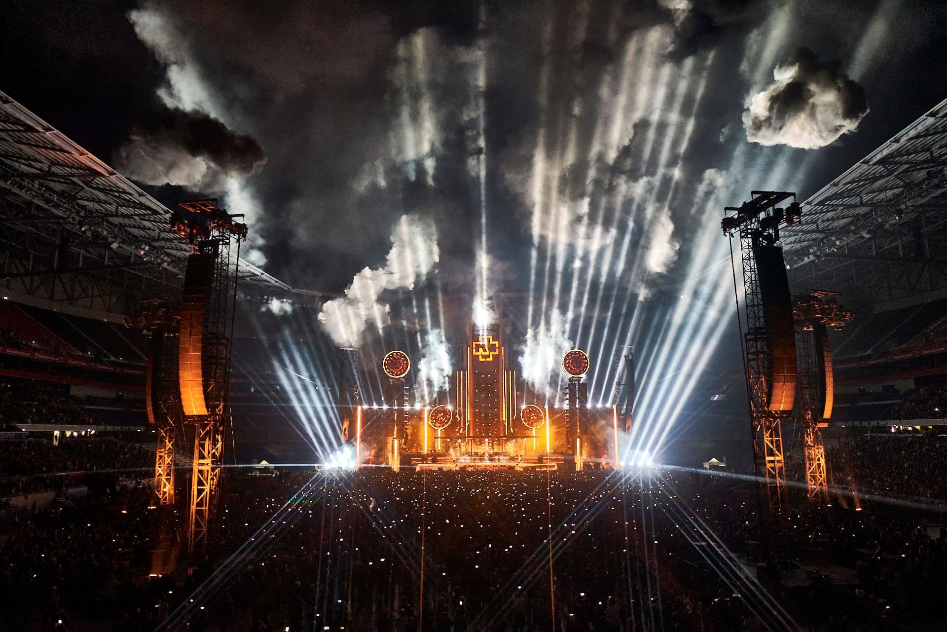Die Rammstein-Bühne während des Songs "Sonne"